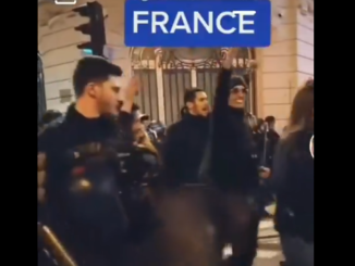 Los antidisturbios franceses se quitan los cascos para unirse a la manifestación anti fascista