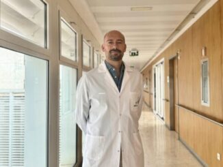La dermatitis atópica o problemas tiroideos acompañados de síntomas digestivos pueden estar asociados con la celiaquía