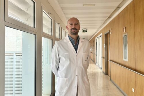 La dermatitis atópica o problemas tiroideos acompañados de síntomas digestivos pueden estar asociados con la celiaquía
